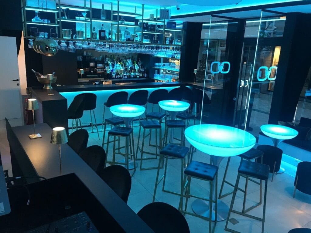 What makes a cocktail bar in Kortrijk stand out to patrons?